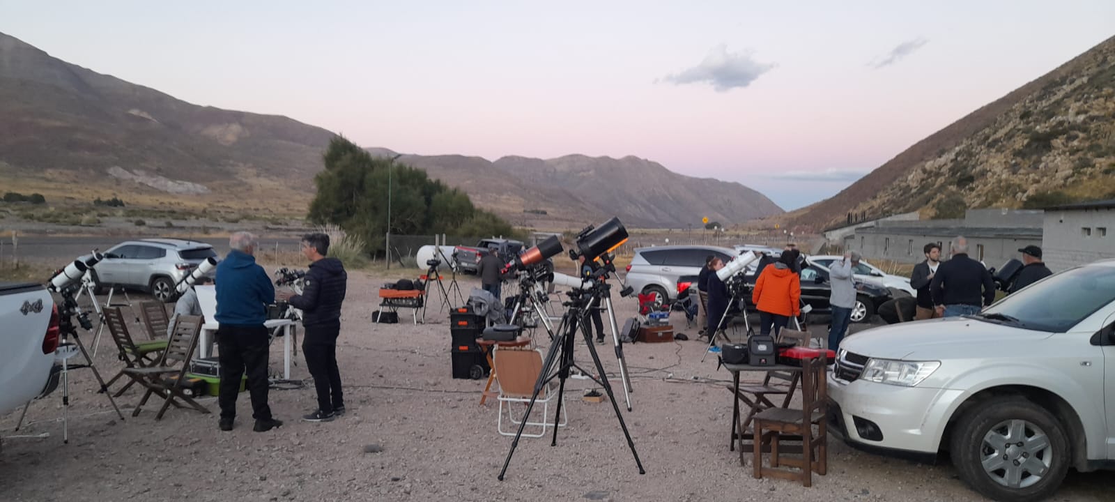 Instalacion de telescopios y camaras fotograficas previo a la noche de observacion. Paisaje cordillerano